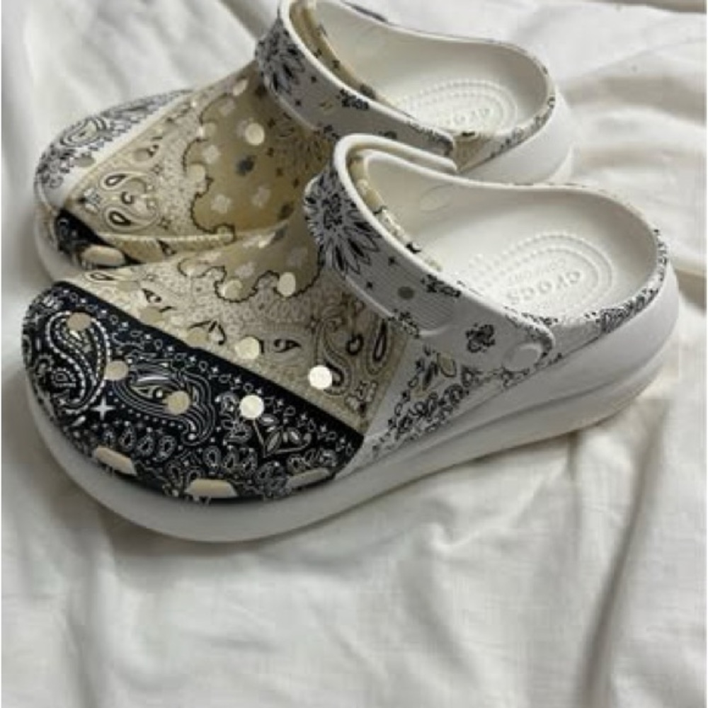 Crocs White Tan Black Chai Multi Crush Bandana Print Unisex Platform Clogs M5 W7